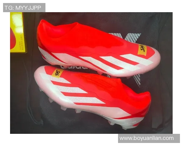 阿迪达斯足球明星球鞋的魅力与科技结合，助力球员展现巅峰表现